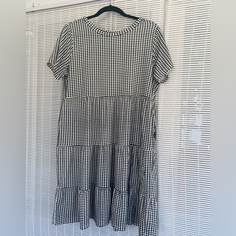 Loft stretchy gingham black and white tiered dress, size L with pockets.